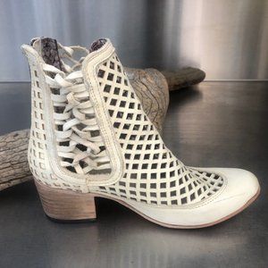 Gently used Freebird LAZOR. Ivory cutout leather.